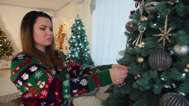 Przygotowania Świąteczne Szczęśliwa Pani Zdobiąca Choinkę Przekształcająca Dom Zimową Krainę — Wideo stockowe