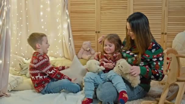 Countdown Christmas Joy Mom Playfully Interacts Children Building Excitement Santas — стоковое видео