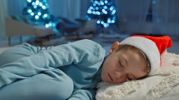 魔法のクリスマス 子供が眠っている間に木の下にギフトを置く 高品質の4K映像 — ストック動画