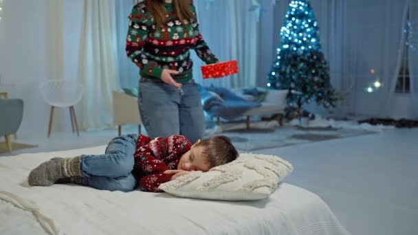 Criança Está Dormindo Cama Mãe Coloca Presente Sob Árvore Natal — Vídeo de Stock