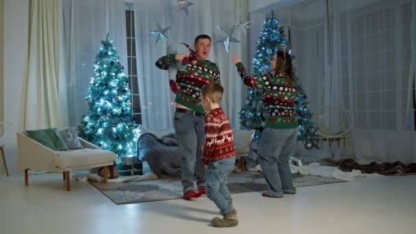 Familia Caucásica Bailando Haciendo Tonto Juntos Cerca Del Árbol Navidad — Vídeo de stock