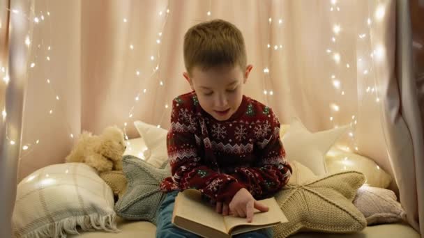Святкові Казки Дитина Лопатою Чарівному Світі Різдвяних Наративів Радісно Прикрашеній — стокове відео