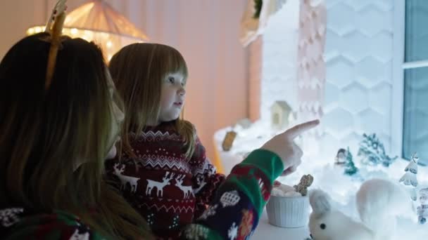 Anne Kızı Pencereden Dışarı Bakar Hediye Getiren Noel Baba Ararlar — Stok video