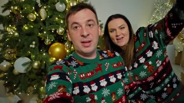 科技增强型节庆 夫妇们几乎在圣诞节欢迎亲戚们 在新年带着小玩意响铃 高质量的4K镜头 — 图库视频影像
