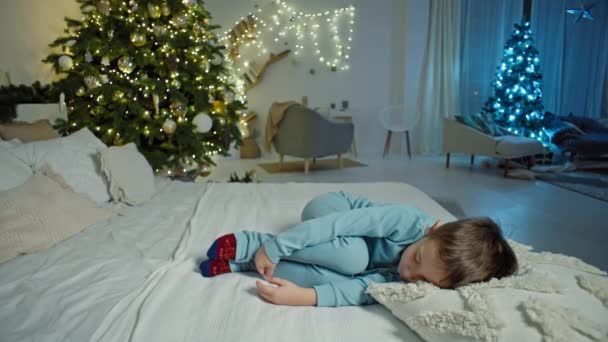 Föräldrar Lägger Julklappar Granen Medan Deras Son Sover Sängen Lådor — Stockvideo