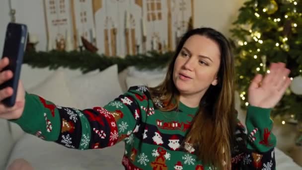 Digital Reunions Žena Přeje Veselé Vánoce Šťastný Nový Rok Prostřednictvím — Stock video