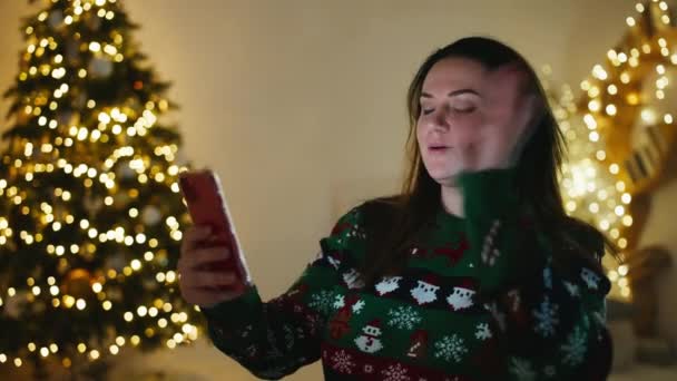 Віртуальні Святкування Жінка Вітає Родичів Відеодзвінках Ділиться Різдвяною Радістю Новорічними — стокове відео