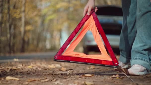 Close Uma Mulher Segurando Sinal Acidente Estrada Problemas Avaria Carro — Vídeo de Stock