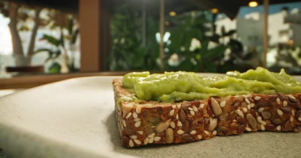 Hälsosam Fröjd Crafting Nama Avokado Guacamole Smörgås För Hälsosam Frukost — Stockvideo