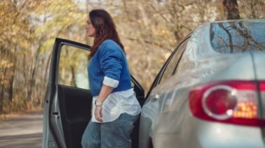 Kız gergin bir şekilde arabadan çıkar ve arabada kırılanlara bakar. Arabayla yolculuk sırasında sorunlar ve arızalar. Yüksek kalite 4k görüntü