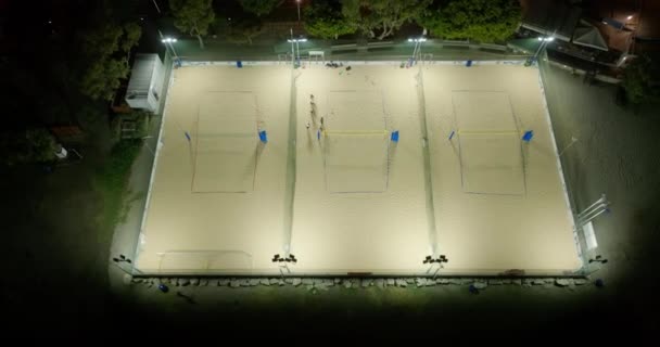 Stadtlichter Und Volleyballhöhen Dämmerungsszenen Des Stadtsports Und Der Beachvolleyballfelder Hochwertiges — Stockvideo