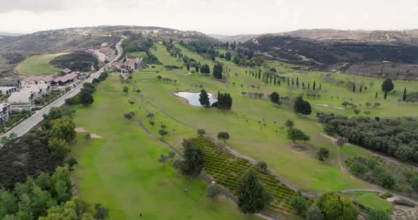 Mountain Golf Serenity Aerial Perspectives Leisurely Sports Amidst Scenic Peaks — Stock video