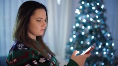 Çevrimiçi Şenlikler: Noel Ruhunu Saran Kadın, Yeni Yıl Kutlamaları İçin Aile ve Arkadaşlarla Bağlantı. Yüksek kalite 4k görüntü
