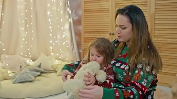 Семейные Развлечения Общение Мамы Детьми Общий Смех Возбуждение Рождественскую Ночь — стоковое видео
