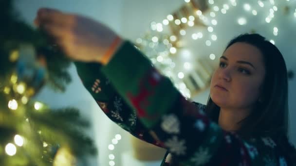 装饰的喜悦 微笑的女士装饰树木 为圣诞节做好准备 并在喜庆的家庭环境中庆祝新年 高质量的4K镜头 — 图库视频影像