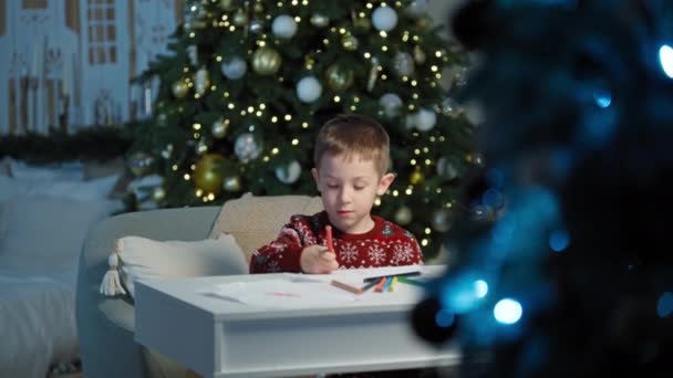 Ein Kaukasischer Junge Schreibt Einen Brief Den Weihnachtsmann Der Nähe — Stockvideo