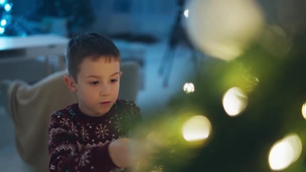 Kerstvoorbereidingen Vrolijke Jongen Opknoping Ornamenten Aan Boom Transforming Home Santas — Stockvideo