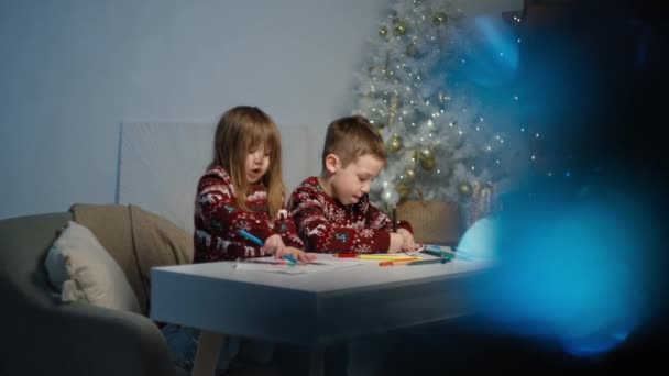 神奇时刻 微笑的哥哥和姐姐给圣诞老人写信 被圣诞喜悦环绕 高质量的4K镜头 — 图库视频影像
