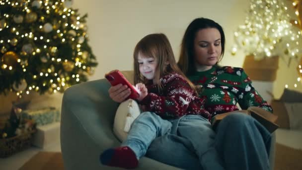 Εορταστική Στιγμές Μητέρα Και Κόρη Παρακολουθώντας Χριστουγεννιάτικα Καρτούν Στο Τηλέφωνο — Αρχείο Βίντεο