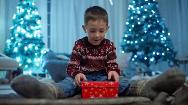 Festliches Auspacken Happy Boy Öffnet Emotional Eine Geschenkschachtel Vom Weihnachtsmann — Stockvideo
