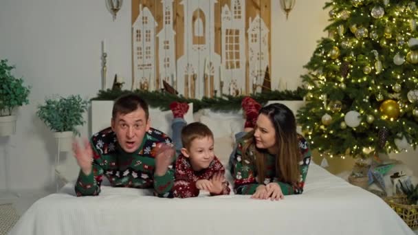 Błogość Rodziny Bożego Narodzenia Szczęśliwi Rodzice Dzieci Leżące Razem Pobliżu — Wideo stockowe