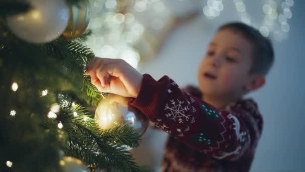 Radość Świąteczna Uśmiechnięty Chłopiec Decking Halls Dekorowanie Choinki Oczekiwaniu Mikołajów — Wideo stockowe