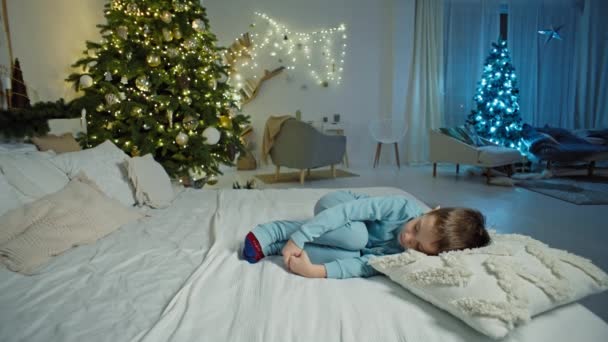 Neşeli Çocukluk Anne Çocuk Uyurken Ağacın Altına Zarif Hediyeler Koyuyor — Stok video