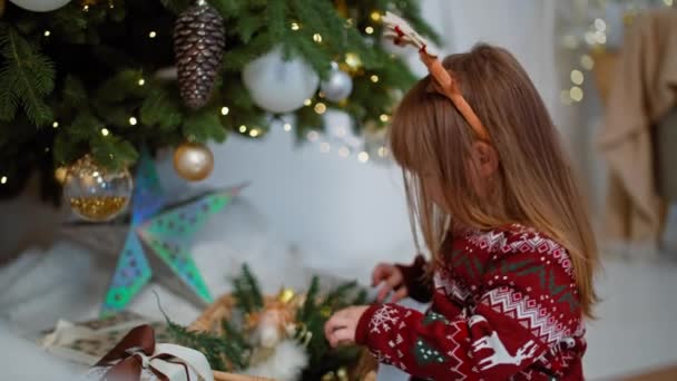 Magical Christmas Delight Girl Unwrapping Santas Gifts Tree Capturing Joyful — Vídeo de Stock