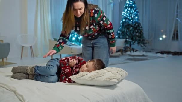 Santas Surprises Unveiled Mother Secretly Arranging Presents Child Dreams Inglés — Vídeo de stock
