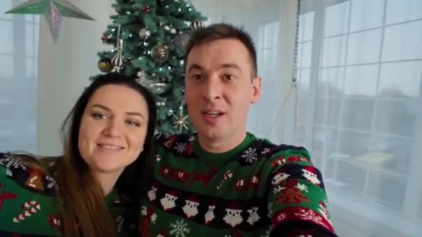 Virtuális Ünnepségek Pár Üdvözlő Család Kapcsolódás Barátokkal Ünnepli Karácsonyi Szilveszteri — Stock videók