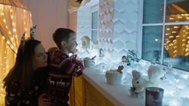 Sihirli Noel Anları: Çocuklar ve anneler Noel Baba 'ya Bakıyor, Bir Tatil Atmosferi Yaratıyorlar. Yüksek kalite 4k görüntü