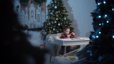 Noel Baba 'nın Çocuk Taslakları, Süslü Bir Evde Mutlu Beklentiler, Sunumlar İçin Hevesli. Yüksek kalite 4k görüntü
