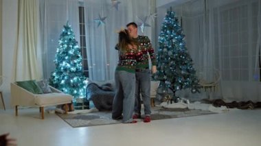 Kafkasyalı çift Noel ağacının yanında romantik bir şekilde dans ediyor. Aşıklar birlikte yeni yılı kutluyorlar. Mutluluğun sıcaklığı, gülümsemeler, sevinç duyguları. Yüksek kalite 4k görüntü