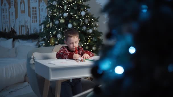 Karácsonyi Kívánságok Kisfiú Levelet Komponál Mikulás Asztalnál Boldog Várakozást Ünnepélyesen — Stock videók