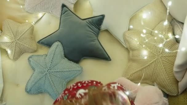 Χριστουγεννιάτικη Χώρα Των Θαυμάτων Bliss Ευτυχισμένο Κορίτσι Παίζει Εορταστική Διακόσμηση — Αρχείο Βίντεο