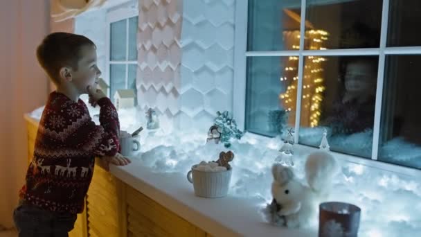 Chłopiec Patrzy Mikołaja Przez Okno Atmosferze Domu Bożego Narodzenia Dziecko — Wideo stockowe