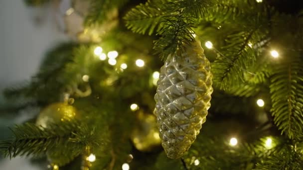 Close Van Versieringen Aan Kerstboom Feestelijke Sfeer Van Een Ingerichte — Stockvideo