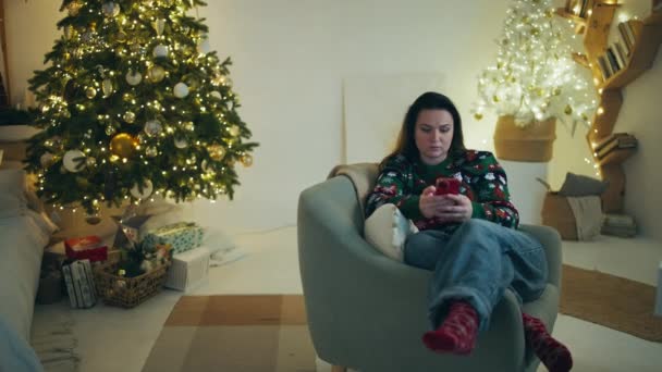 Online Feste Frau Die Den Weihnachtsgeist Umarmt Verbindung Freunden Und — Stockvideo