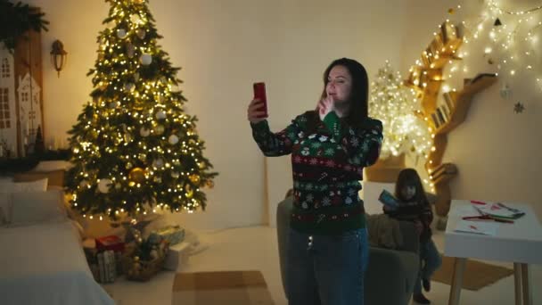 Підключення Через Екрани Жінка Святкує Різдво Новий Рік Практично Створюючи — стокове відео