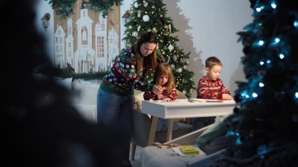 Enchanting Letters Santa Mom Joins Kids Tree Fostering Magical Christmas — Stock Video