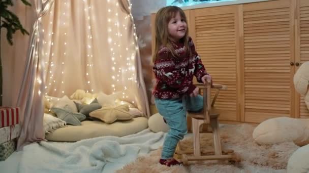 Рождественское Чудо Блаженство Счастливый Малыш Детской Комнате Скачущая Лошадь Излучающая — стоковое видео