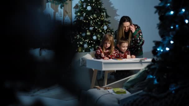 Holiday Magic Unveiled Mother Kids Crie Desejos Natal Junto Árvore — Vídeo de Stock