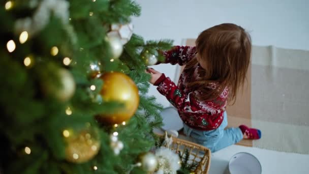Chica Pone Decoraciones Festivas Árbol Navidad Niño Ayuda Decorar Casa — Vídeo de stock