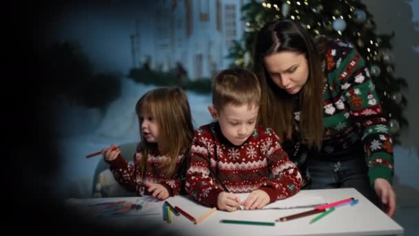 Семейные Праздники Мать Помогает Детям Написании Писем Санте Окружении Рождественской — стоковое видео