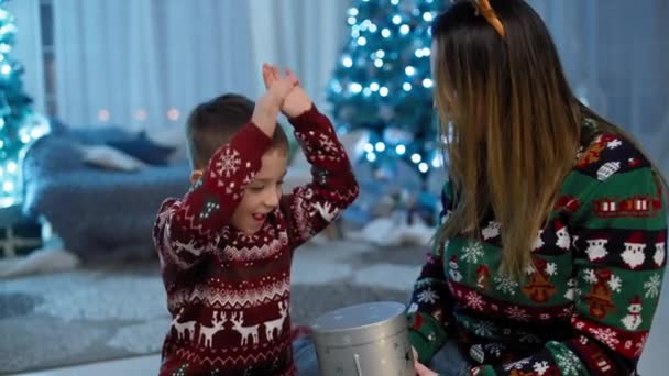 Neşeli Açılış Gülümseyen Çocuk Noel Kutularını Ağacın Hediyeleriyle Açıyor Noel — Stok video