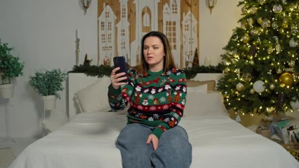 Chats Video Vacaciones Mujer Celebrando Navidad Año Nuevo Compartiendo Vibraciones — Vídeo de stock