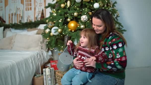 魔法のクリスマスラッピング 笑顔の母と娘 木のオープンホリデーボックス サンタス魅惑的なママ 子供の喜び お祝いの喜び 高品質の4K映像 — ストック動画