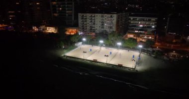 City Sports Spectacle: Kentsel Manzaradaki Gece Voleybol Eylemi Hava Perspektifleri. Yüksek kalite 4k görüntü