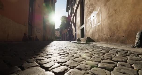 イタリアの首都ローマの美しい通り 歴史的な地区の石畳に美しい日没の光が輝いています 高品質の4K映像 — ストック動画