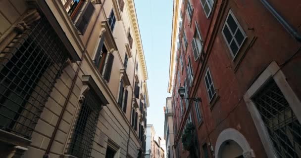 イタリアの首都ローマの美しい通り 市内中心部に古い建築物を持つ狭い歩行者通り 高品質の4K映像 — ストック動画